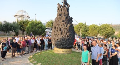 Bayraklı Madımak’ı unutmadı