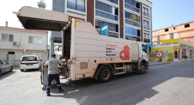 Bayraklı’nın sokaklarında yaz temizliği