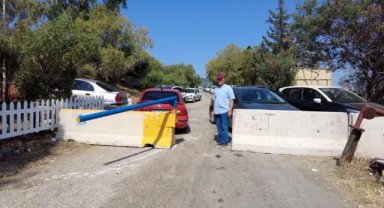 Belediye yolu beton blokla kapattı, karavancılar mahsur kaldı