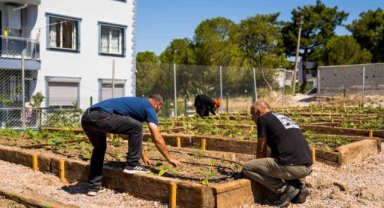 Buca’nın Mustafa Kemal Mahallesi’nde Mahalle Bostanı açıldı