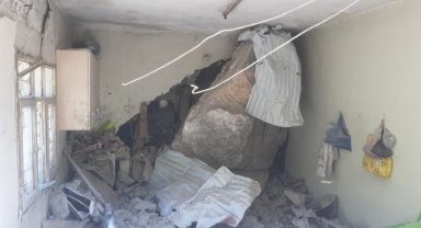 Depremde dağdan kopan devasa kaya evin içine girdi