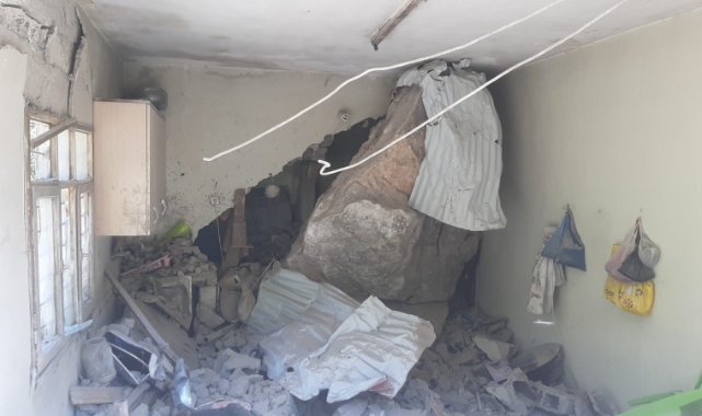 Depremde dağdan kopan devasa kaya evin içine girdi