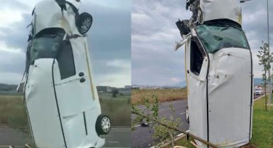 Direğe çarpan hafif ticari araç şaha kalktı