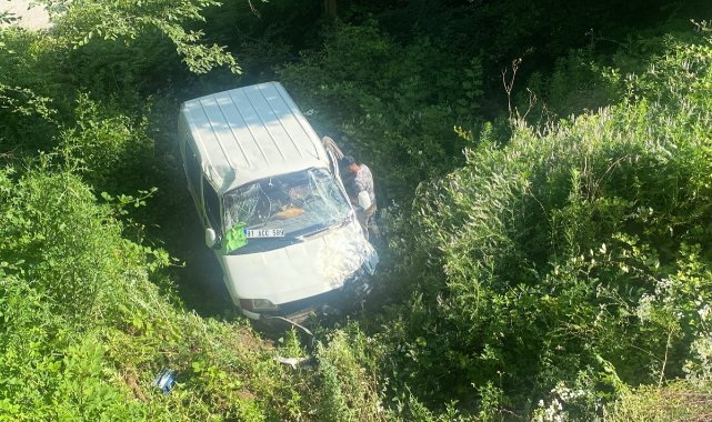 Düzce'de minibüs 6 metreden uçtu