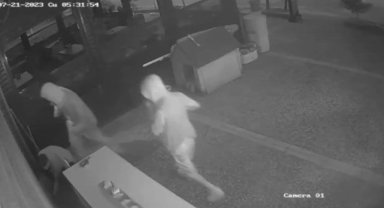 Hırsızlar kova kova tekel bayisini soydular