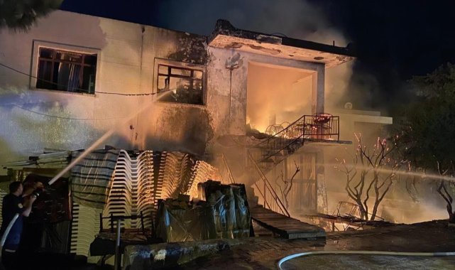 İki katlı bina, alevlere teslim oldu