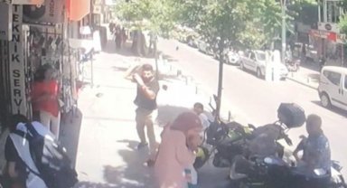 İstanbul’da akıl almaz olay: Başlarına taş yağdı