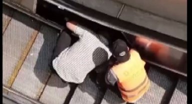 İZBAN'da dengesini kaybeden adam merdiven boşluğuna düştü