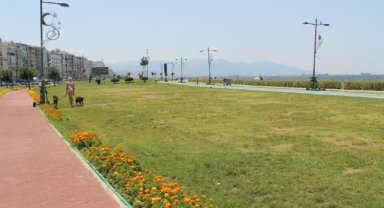 İzmir 41 dereceyi gördü, meydanlar boş kaldı