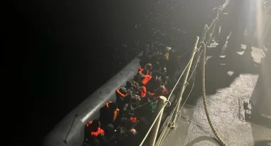 İzmir açıklarında 28 göçmen yakalandı