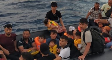 İzmir'de 54 düzensiz göçmen yakalandı