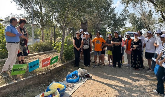 İzmir'de gençlerden deniz çöpü izleme etkinliği