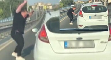 İzmir'de korku dolu anlar: Yol kesip sürücünün aynasını kırdı