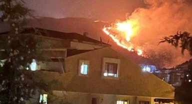 İzmir'de korkutan yangın: Alevler geceyi aydınlattı