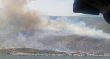 İzmir'de makilik alanda yangına havadan ve karadan müdahale