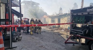 İzmir’de market deposu yandı, faciadan dönüldü
