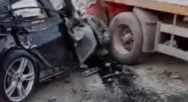 İzmir’de otomobil tırın dorsesine ok gibi saplandı: 1 ölü