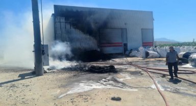 İzmir'de plastik geri dönüşüm deposunda yangın