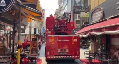 İzmir'de yangın çıkan otelde 5 kişi dumandan etkilendi