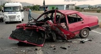 İzmir'deki feci kazada otomobil kağıt gibi yırtıldı