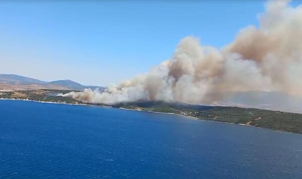 İzmir'deki orman yangınında vatandaşlar denizden tahliye ediliyor