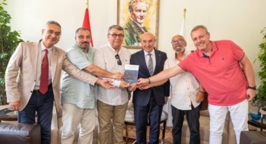 İzmirli gazeteciler anılarını bir kitapta topladı: “Nerede Haber Orada Biz”