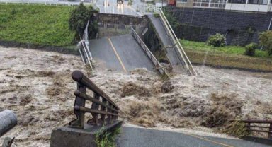 Japonya'da gerçekleşen şiddetli yağış nedeniyle yerleşim yerlerinde sel baskınları yaşandı