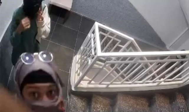 Kadın hırsızlar güvenlik kamerasını tokatladı