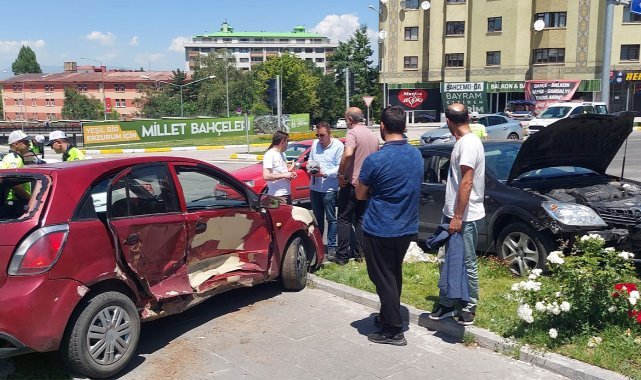 Kavşakta feci kaza: Kafa kafaya çarpıştılar