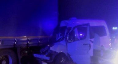 Kırkpınar güreşçilerini taşıyan minibüs tıra çarptı