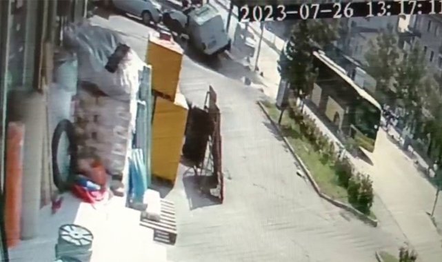 Kırmızı ışıkta geçen İETT otobüsünün çarptığı kamyonet devrildi
