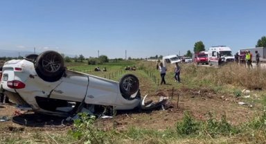 Kontrolden çıkan otomobil park halinde bulunan minibüse çarptı