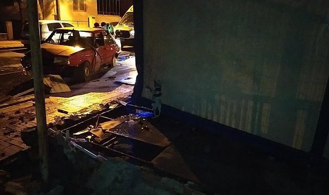 Kontrolden çıkan otomobil zabıta kulübesine daldı