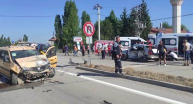 Konya’da hafif ticari araçla otomobil çarpıştı