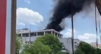 Korkutan yangın: Bina çatısı alev alev yandı