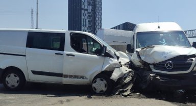 Küçükçekmece’de iki araç kafa kafaya çarpıştı