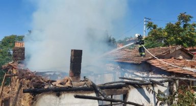 Manisa'da tek katlı ev küle döndü
