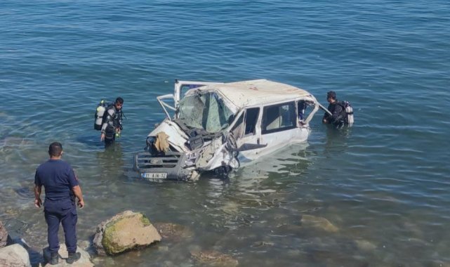 Minibüs Van Gölü'ne uçtu