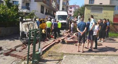 Otomobil sokak arasında takla attı