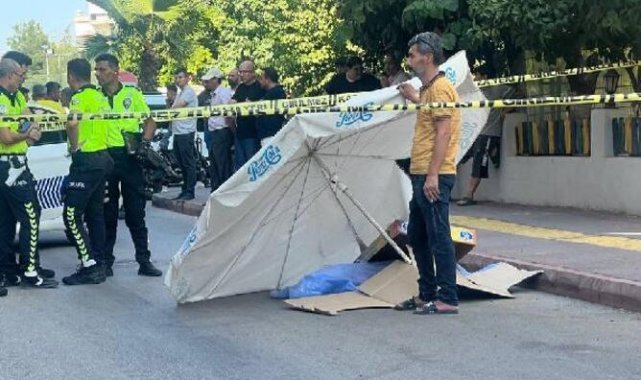 Otomobilin çarpmasıyla hayatını kaybeden küçük çocuğun üzeri plaj şemsiyesiyle örtüldü