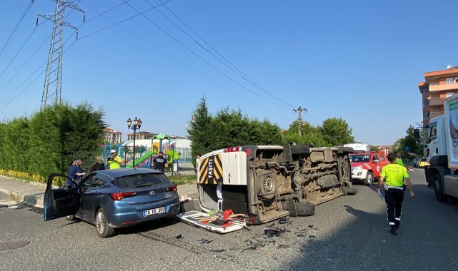 Otomobille çarpışan işçi servisi devrildi