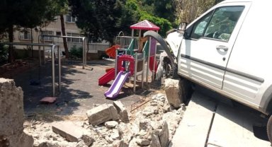 Pendik'te Freni Boşalan Ticari Araç Sitin Duvarına Çarptı