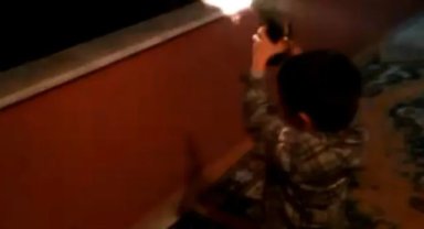 Pes dedirten görüntü: 4 yaşındaki yeğeninin eline silahı verip ateş ettirdi