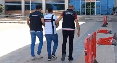 Polisi görünce uyuşturucuları atan torbacı yakalandı