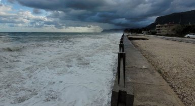 Sahili döven dev dalgalar, Cide-Bartın Karayolu’na zarar verdi