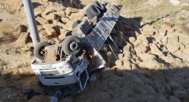 Saman balyası yüklü kamyon uçuruma yuvarlandı