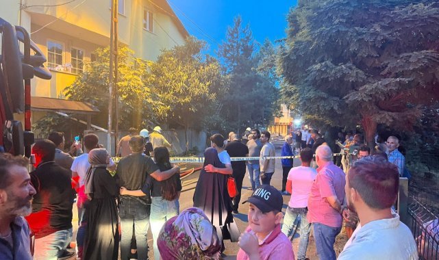 Sancaktepe'de 4 apartmanın çatısı alev alev yandı