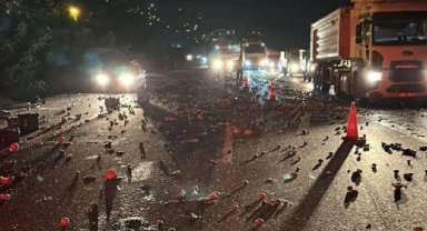 Sebze ve meyve yüklü kamyonetle tır çarpıştı, ortalık savaş alanına döndü