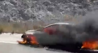 Seyir halindeki otomobil alev topuna döndü