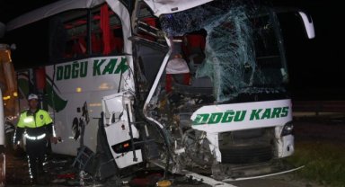 TEM'in Bolu geçişinde yolcu otobüsü ile tır çarpıştı